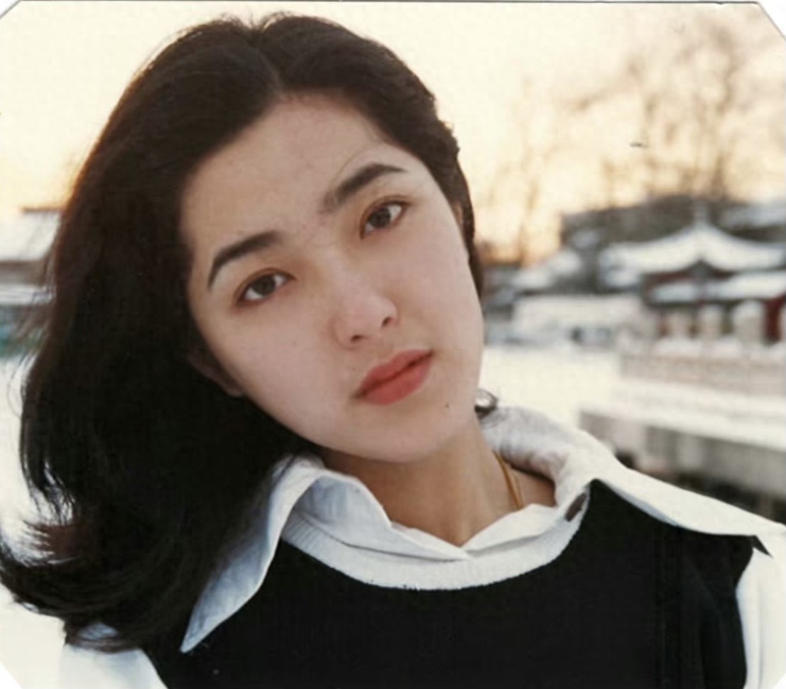 48岁曾黎回老家种地！满脸褶头发花白断崖衰老，徒手摘黄瓜像农妇