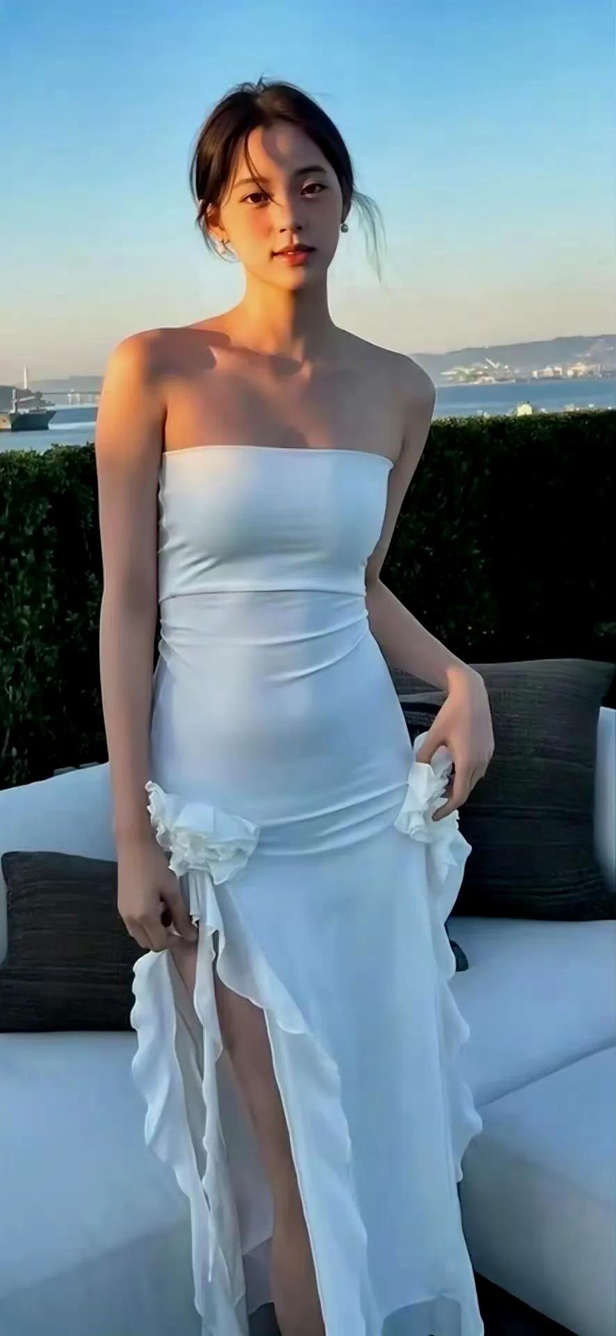 欧阳娜娜真的好好看啊!!笑容太治愈了!微微的小肚子好有女人味