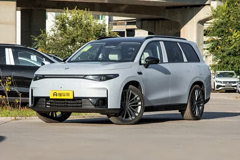 家用SUV看看它，续航、空间、动力样样强，体验零跑C16