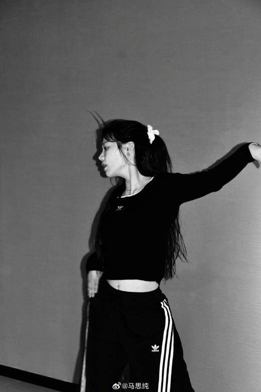 马思纯成功减重 50 斤晒练舞照，华丽蜕变引热议