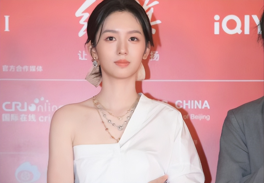 周也被王诗龄吐槽仅1天,更多黑料被扒,耍大牌还对路人甩脸色