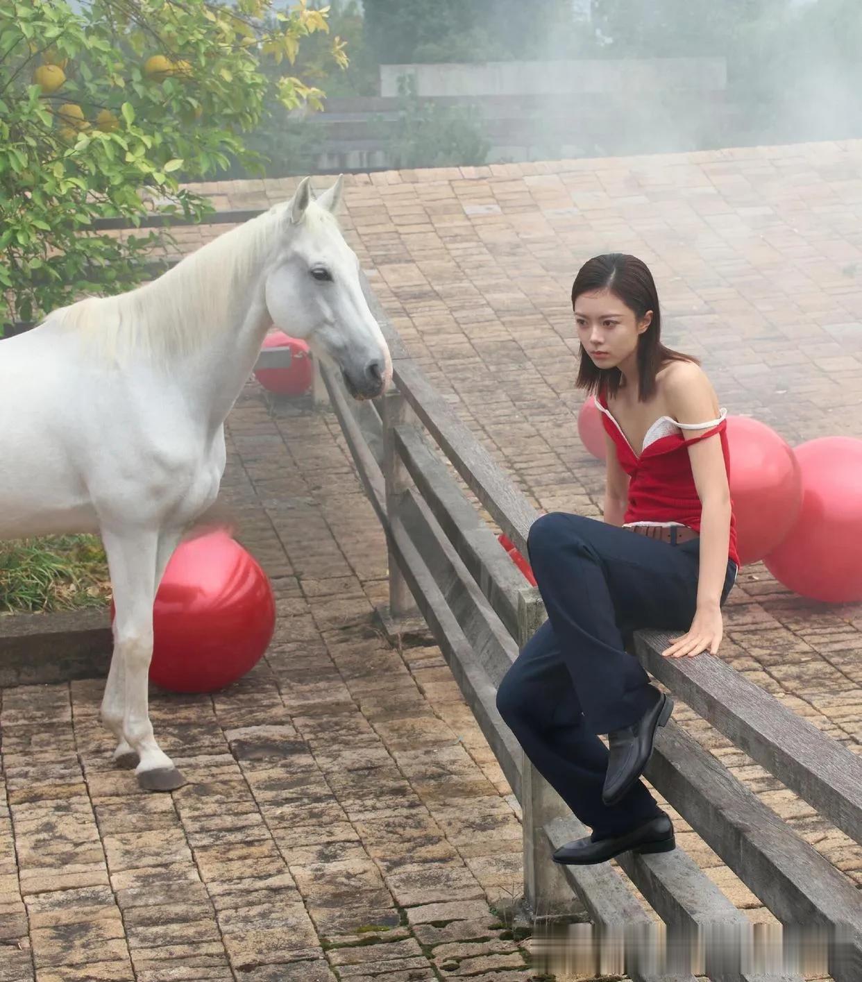 赵今麦穿衣风格好大胆啊