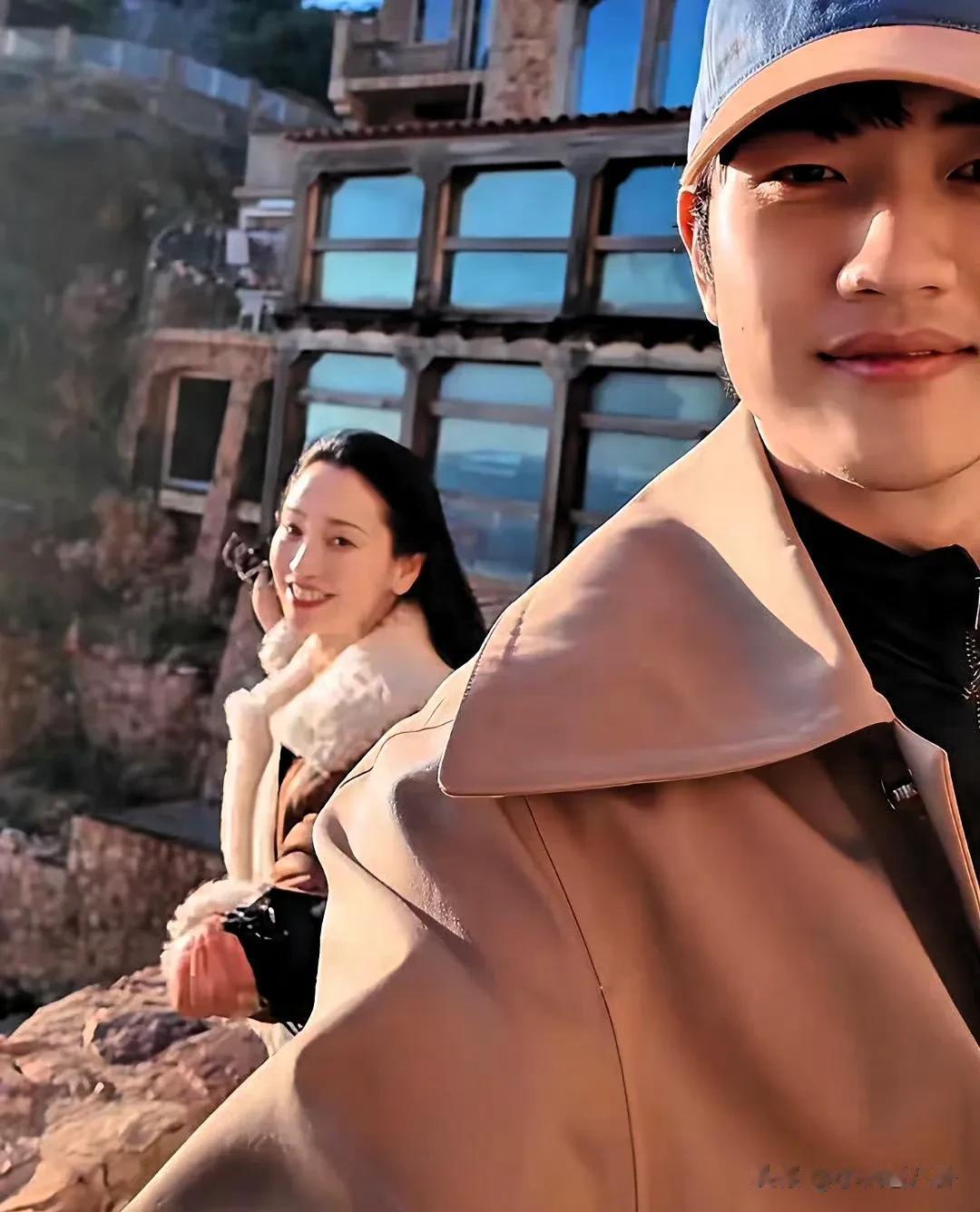 43岁金莎被求婚后首次露面，脸上遮不住的娇俏，金莎皮肤嫩不显老 ???