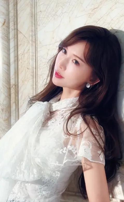 林志玲嫁6年被日化，体态畏缩，膝盖有伤，网友辣评：像被打怕了