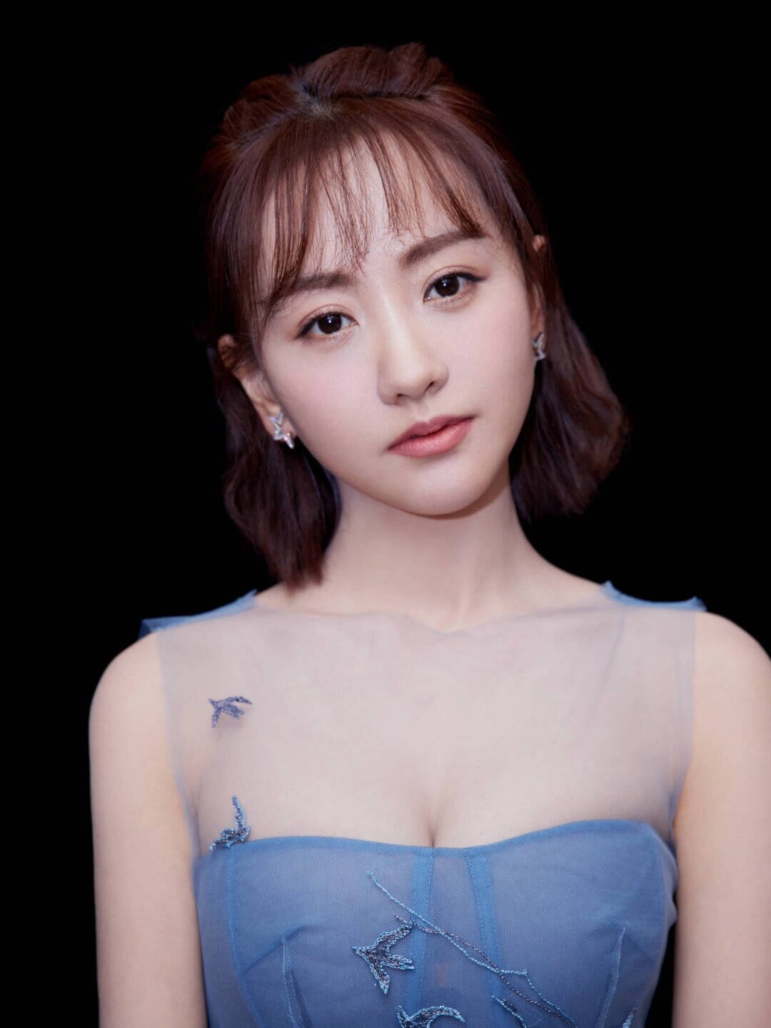 杨蓉穿雾霾蓝纱裙，短发造型温柔又惊艳