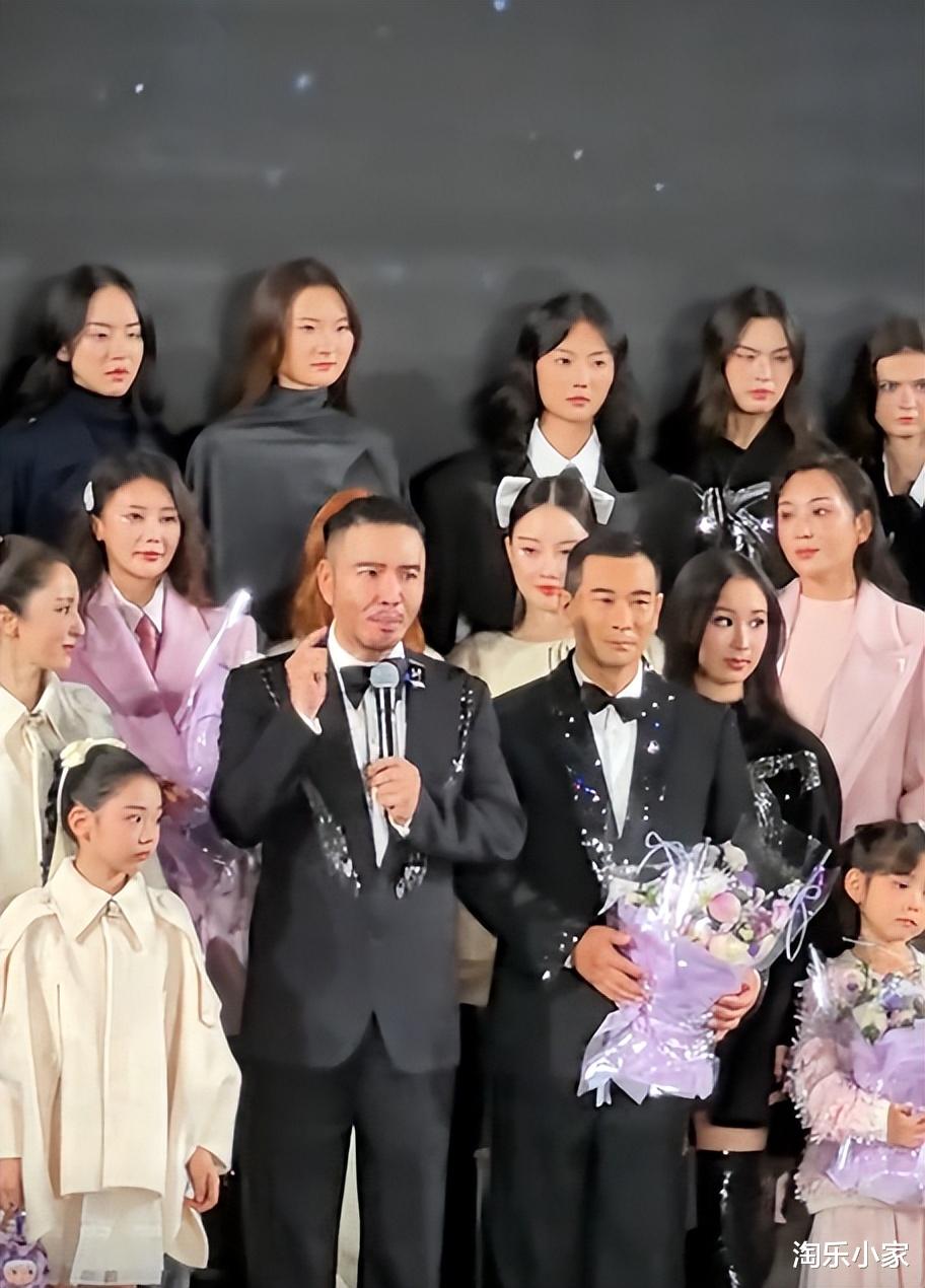 李小璐T台遭遇意外亲吻！女儿甜馨当场愣住，赵文卓表情意味深长