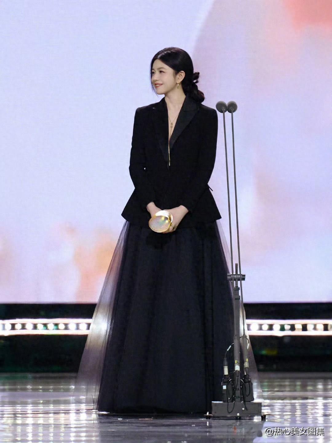 陈烟希姐穿黑色就很优雅 ???