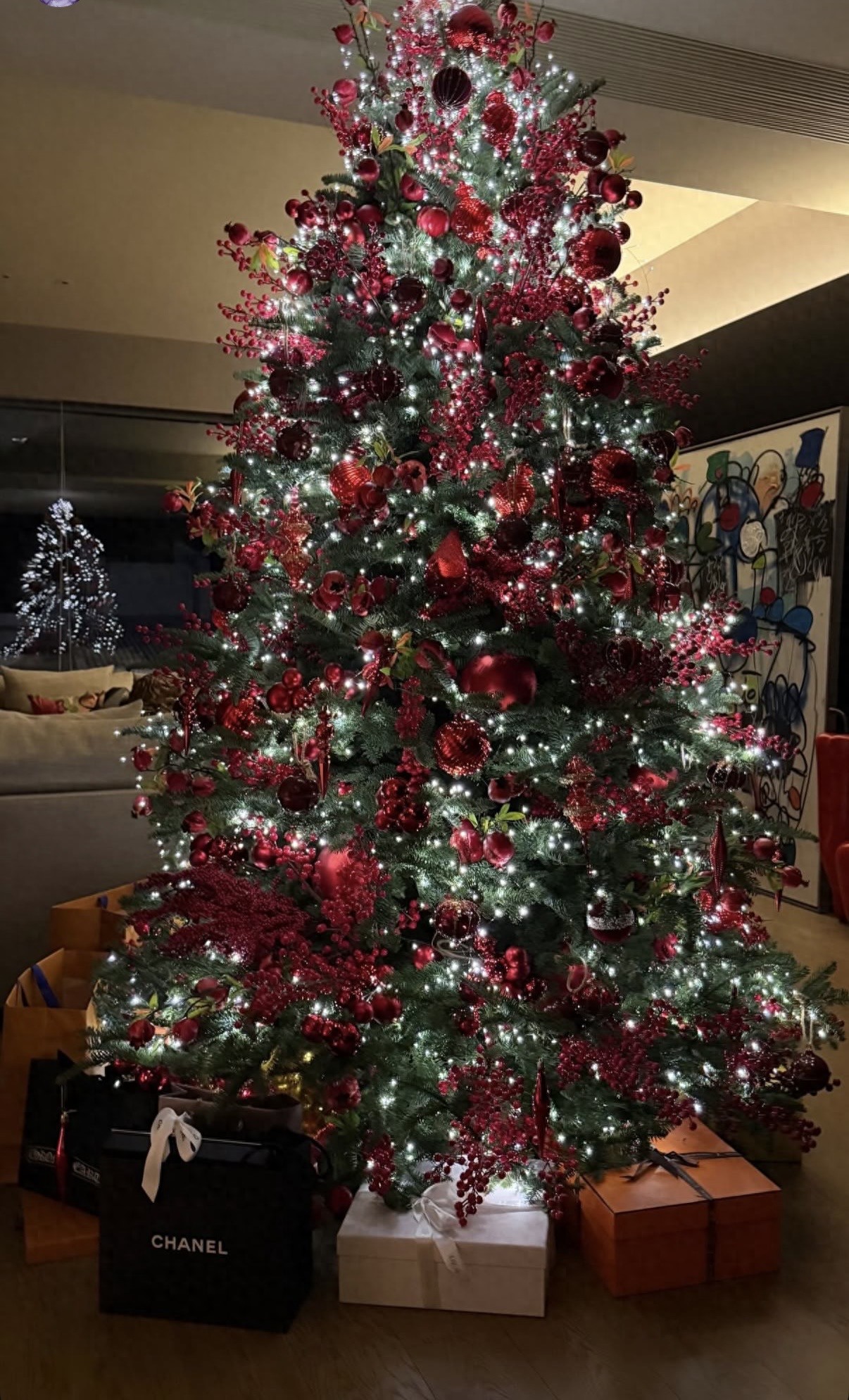 刘嘉玲在豪宅布置圣诞装饰，客厅摆放两米高圣诞树，墙上挂满名画