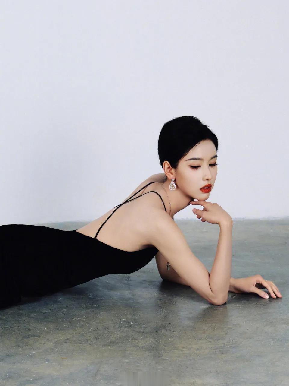 陈都灵金鸡奖红毯造型,美丽优雅又舒展的气质