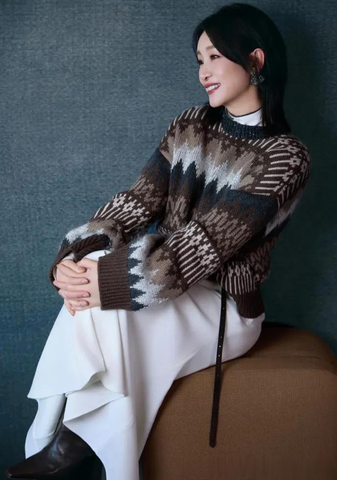 秦海璐真是中年女人的穿搭标杆！穿毛衣+半裙+靴子，时髦又高级