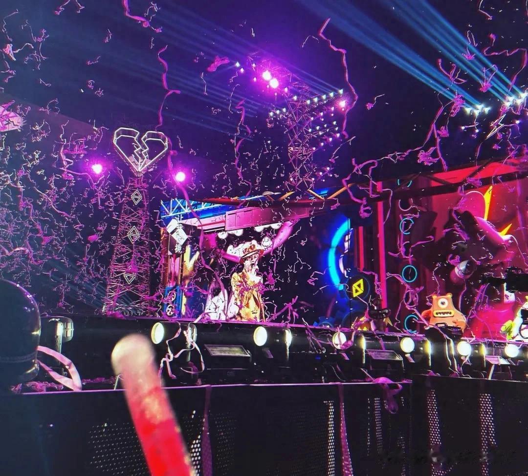 关晓彤打卡汪苏泷演唱会，一身粉色穿搭花里胡哨，被吐槽非常的土