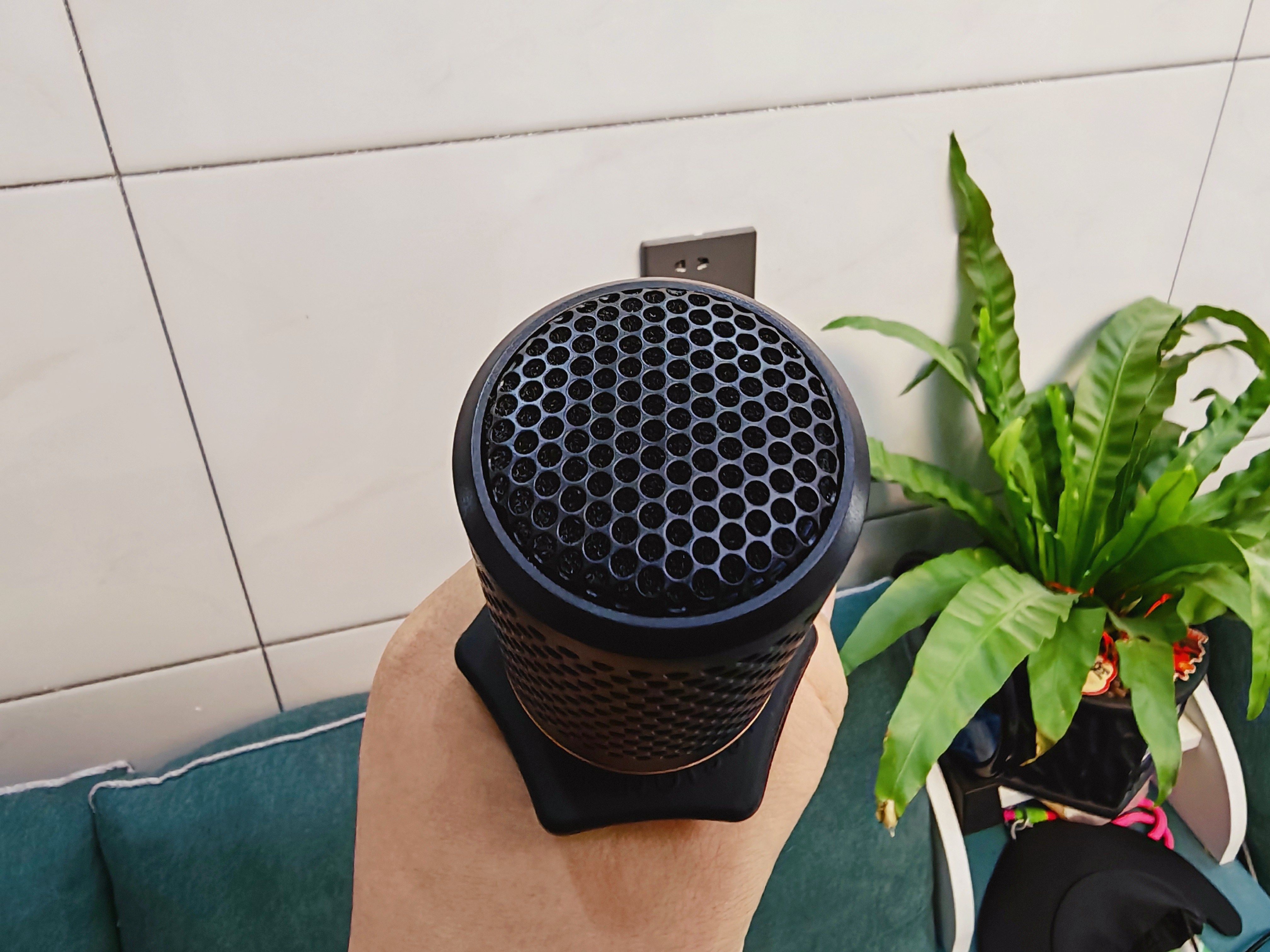 百元也有好麥克風體驗，在家K歌，就選得勝DM103有線動圈麥克風