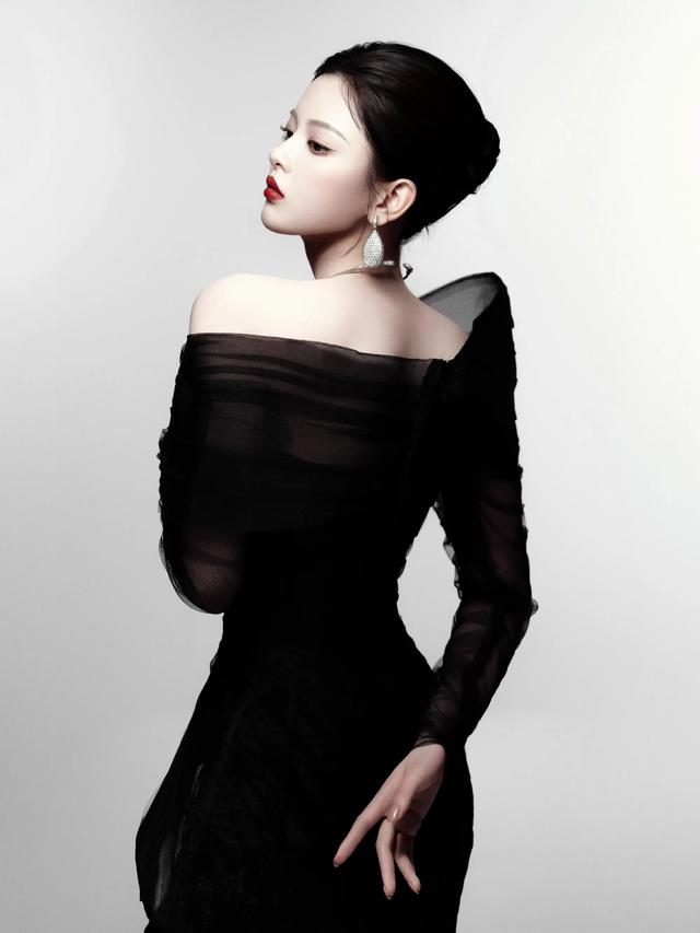 杨超越镁光灯下魅影乍现,女王殿下驾到