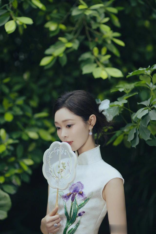 宋轶好暖！看到粉丝摔倒立马上前搀扶，真的是刻在骨子里的温柔