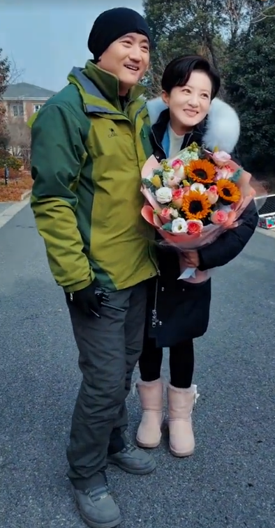 45岁金铭和45岁叶静现状：一个没男友享受孤独，一个未婚事业有成