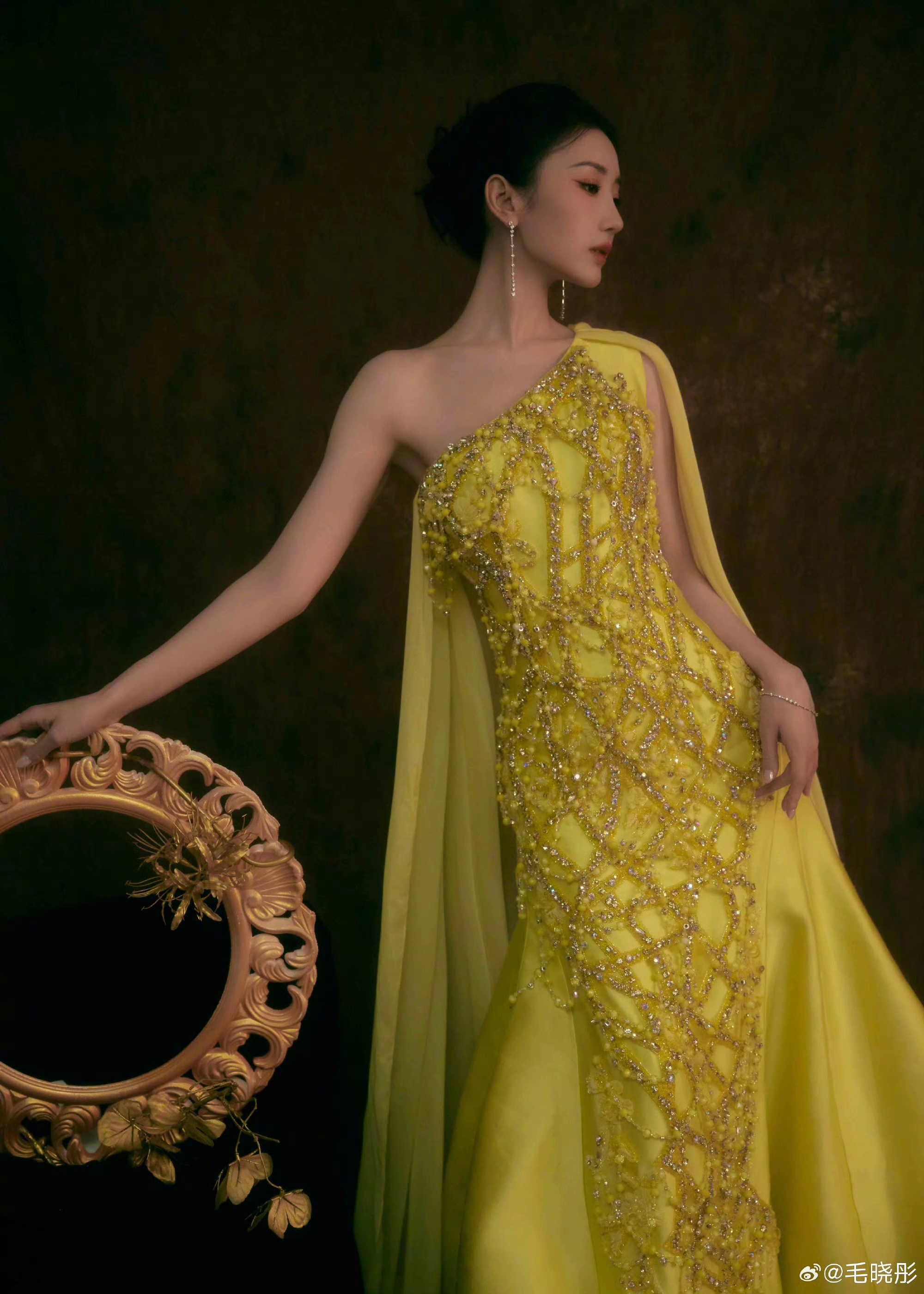 今天是不一样风格的超酷飒的毛晓彤