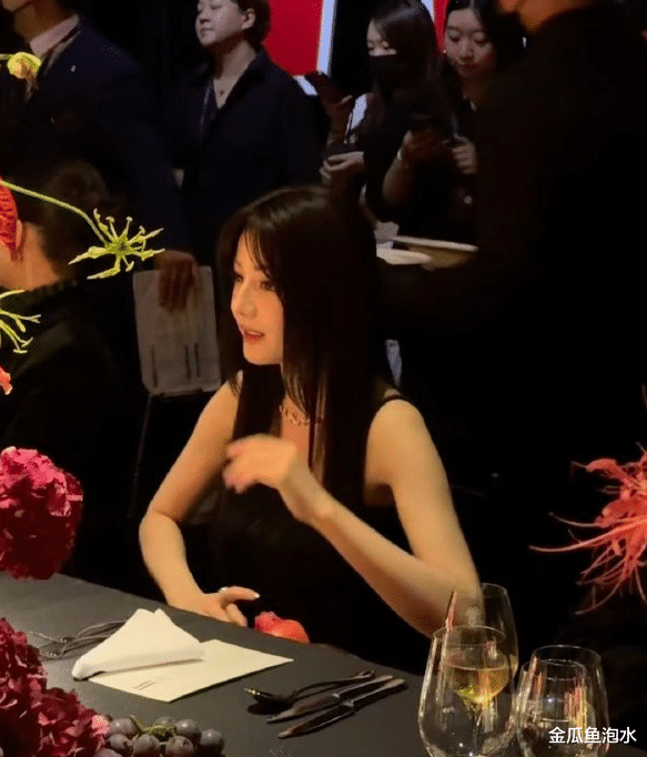 谁还没被迪丽热巴第二套造型戳中？这自信感，真的会让人疯狂心动！