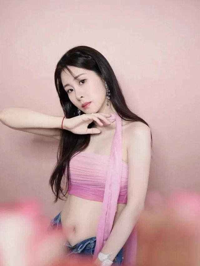 张碧晨紧身牛仔裤,最上面那粒扣子解开是什么意思?时尚吗?