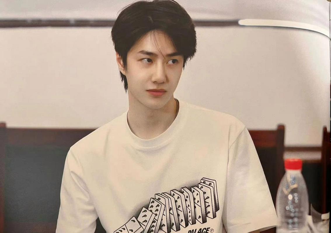 当流量撞上知识焦虑，王一博用八年时间验证了“颜值即正义”的行业定律