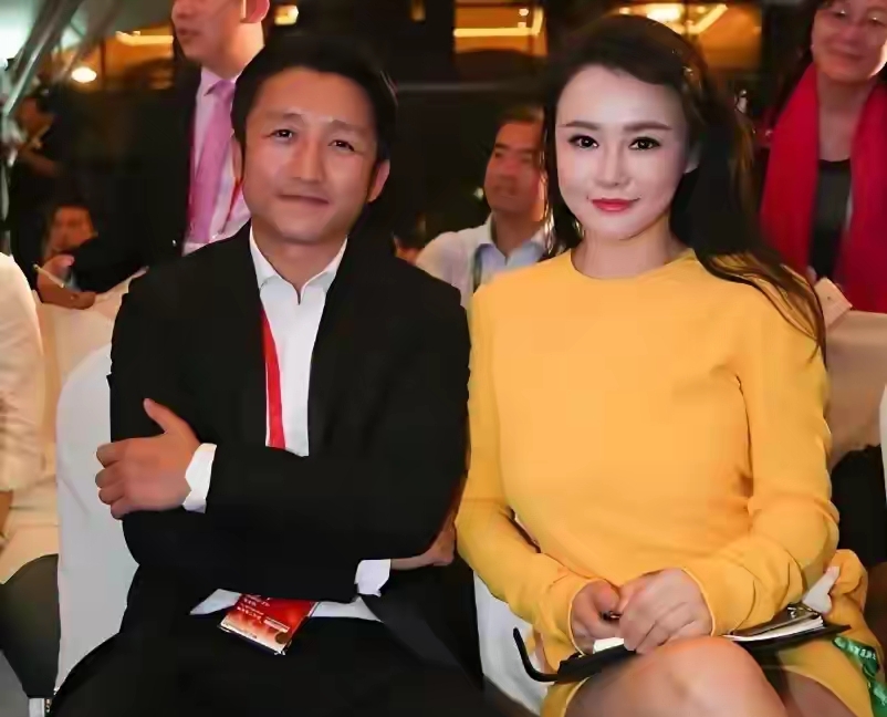 冉莹颖参加黄勇婚礼，喝醉了上台抢风头，邹市明尴尬的想找地缝钻