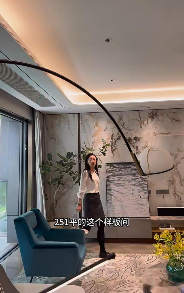 40岁王丽坤上海买房，看千万顶豪大平层，素颜穿休闲装获VIP优待