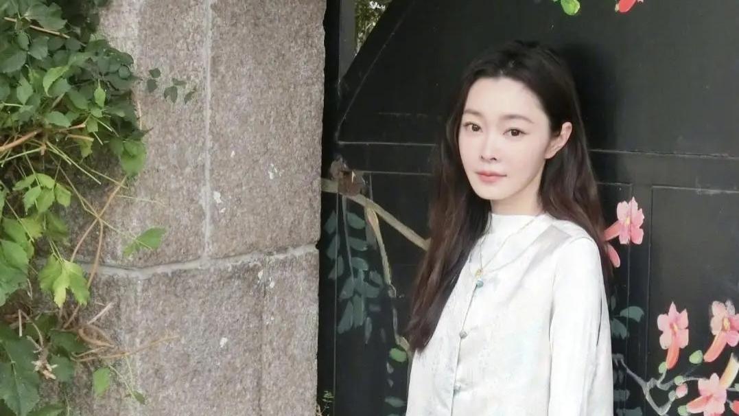 纤细骨架与冷白肌肤，宋轶完美演绎旗袍风情