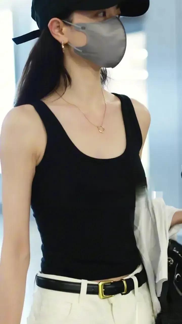 钟楚曦机场造型，黑白基础款穿出高级感，时尚感拉满