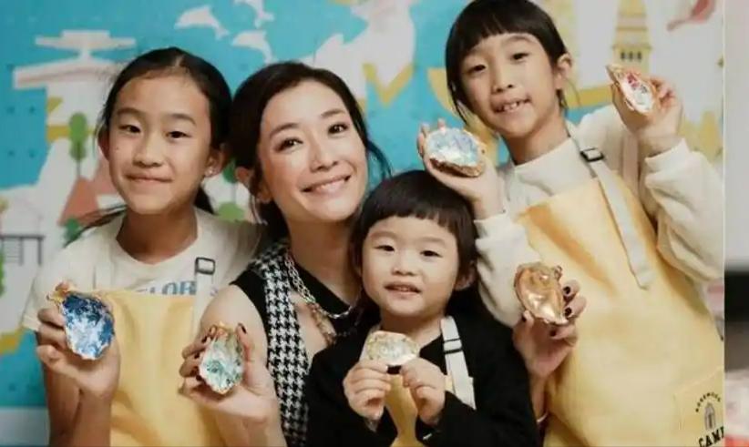 她宁愿单身也不接受谢霆锋,转身嫁豪门生4娃,如今46岁幸福美满