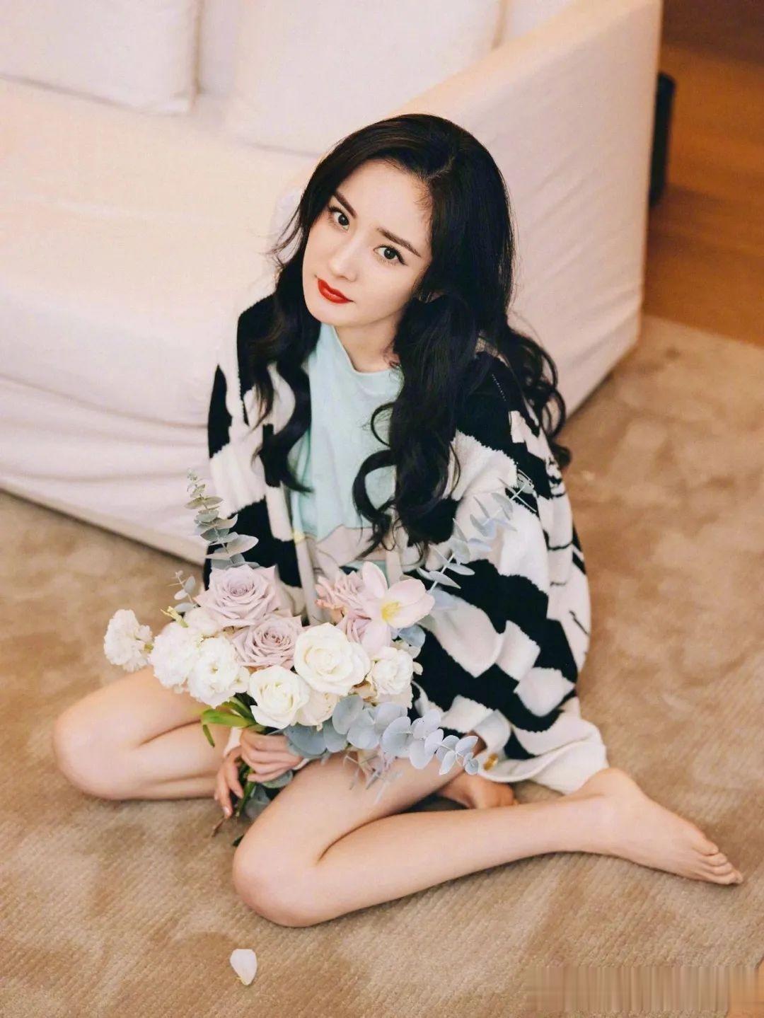 杨幂，舒服又亮眼