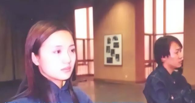 在妻子朱媛媛离世后，51岁的辛柏青却因为两个动作，再次口碑暴涨