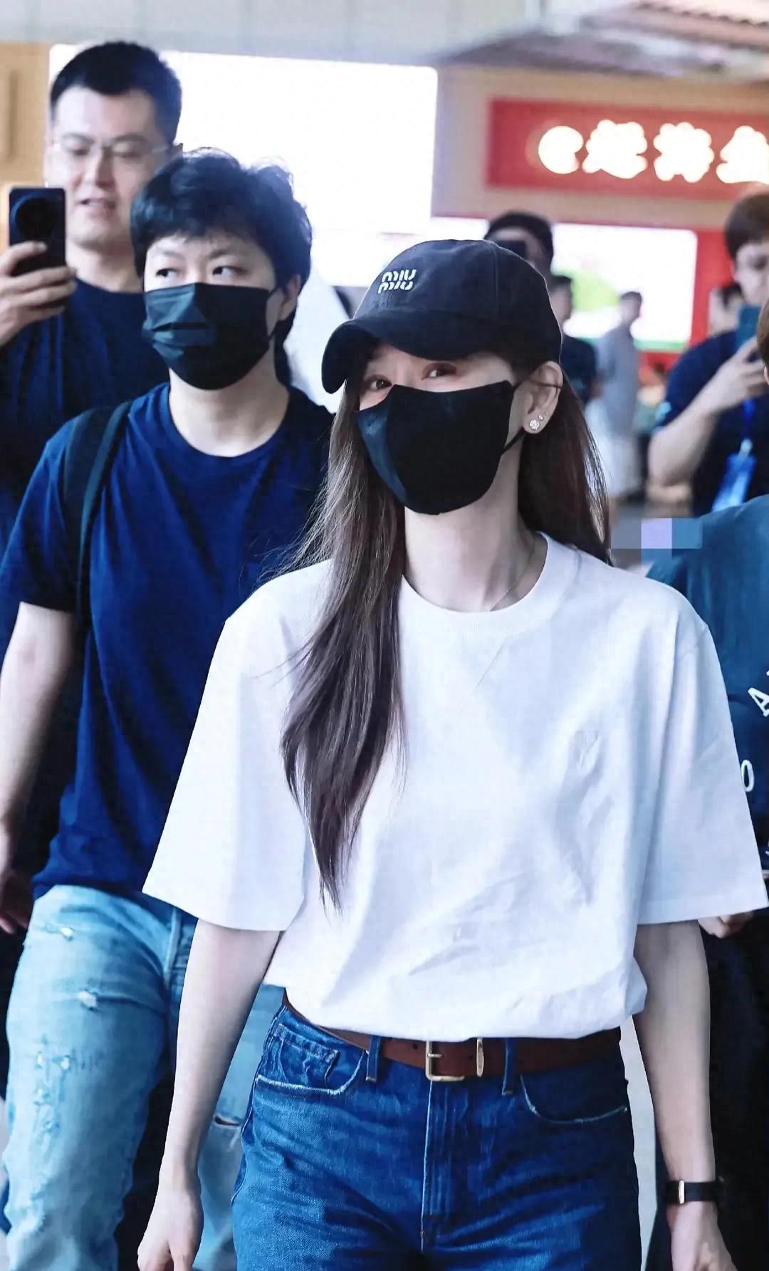 王心凌北京大兴机场出发，简约穿搭难掩风采