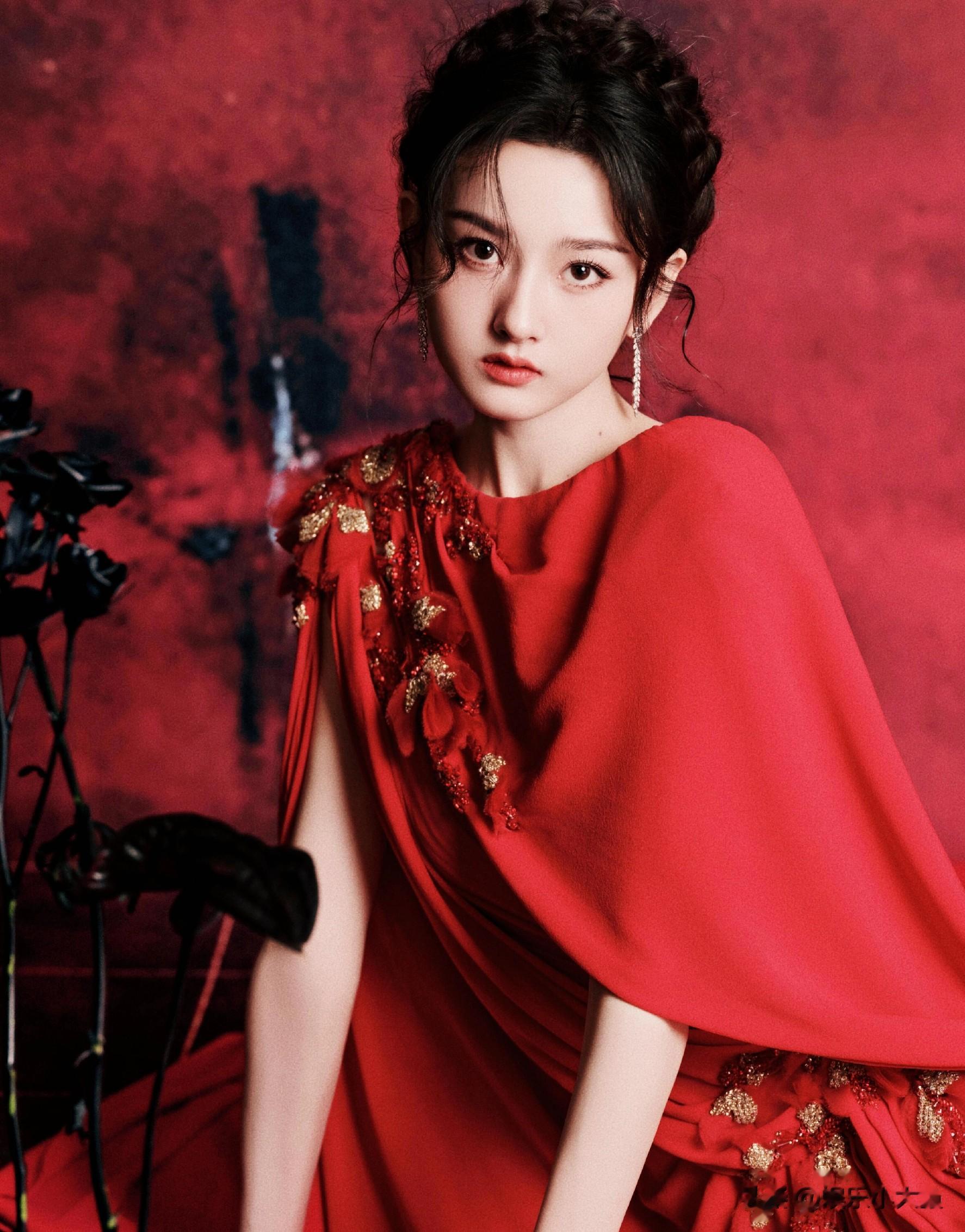 宋祖儿出席星光大赏红毯，一袭红色开叉礼服裙配盘发，美得好耀眼