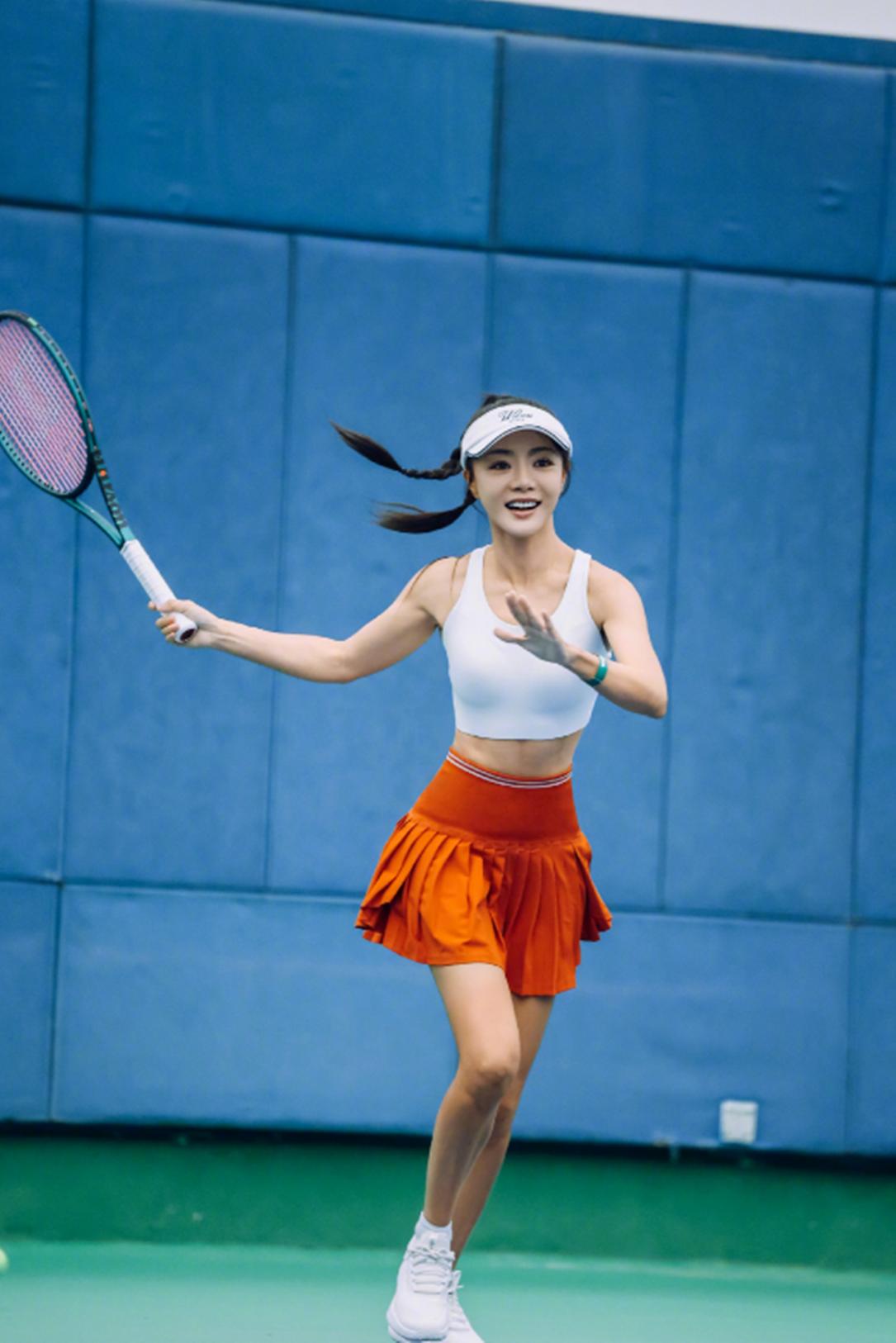 邓家佳晒别墅雪景,院里给鸟搭窝还种满花,离婚6年活得自由自在