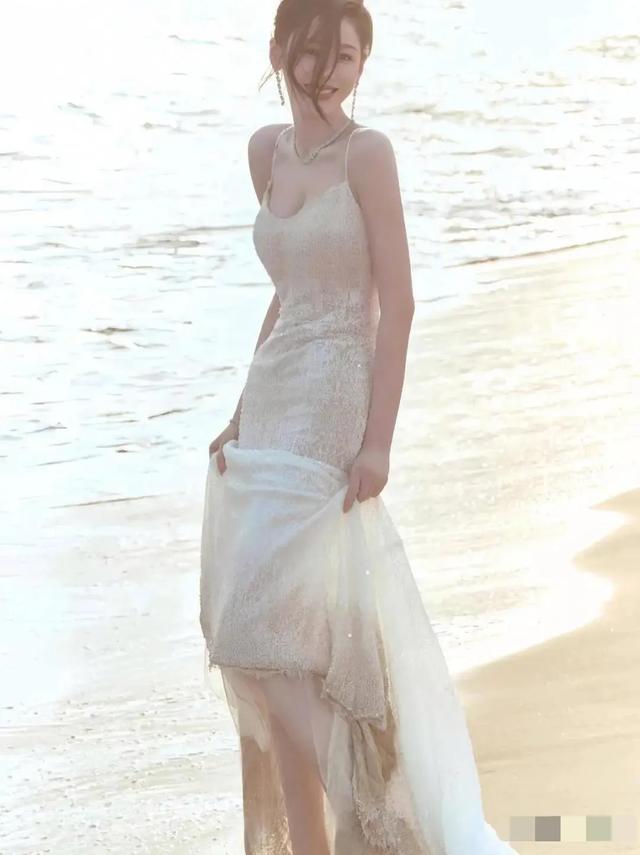 张天爱腰臀比真绝，扯几块布遮身，极致性感！