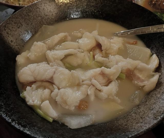 78岁李家鼎庆祝父亲节,小儿子请客吃北京烤鸭,长子与孙子都没来