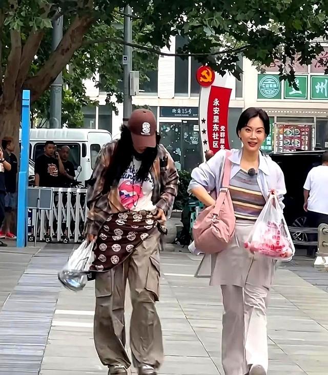 看到48岁陈数与58岁那英在一起时，我终于明白会穿对女人的重要性