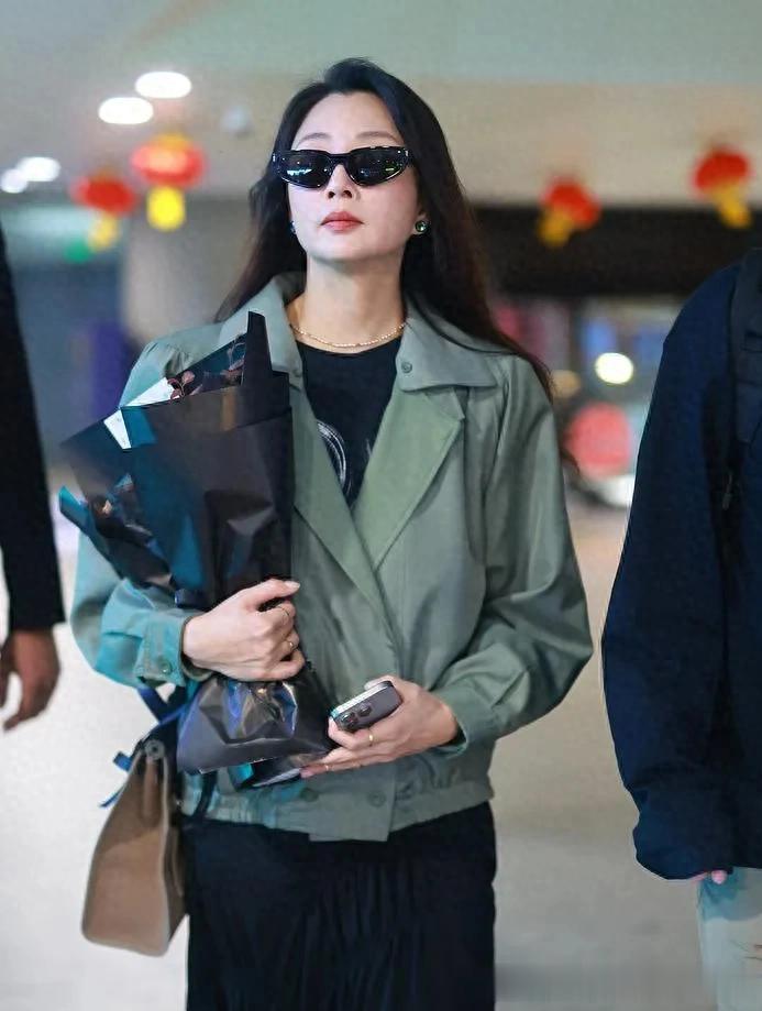 46岁殷桃真会赶时髦！短夹克+半身裙+短靴，洋气又高级！