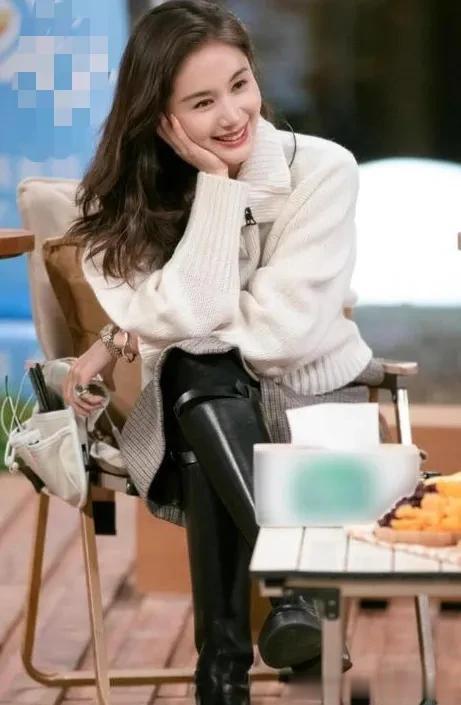 王子文真是小个子穿搭标杆!白色毛衣+半身裙+短靴 时髦显高又洋气