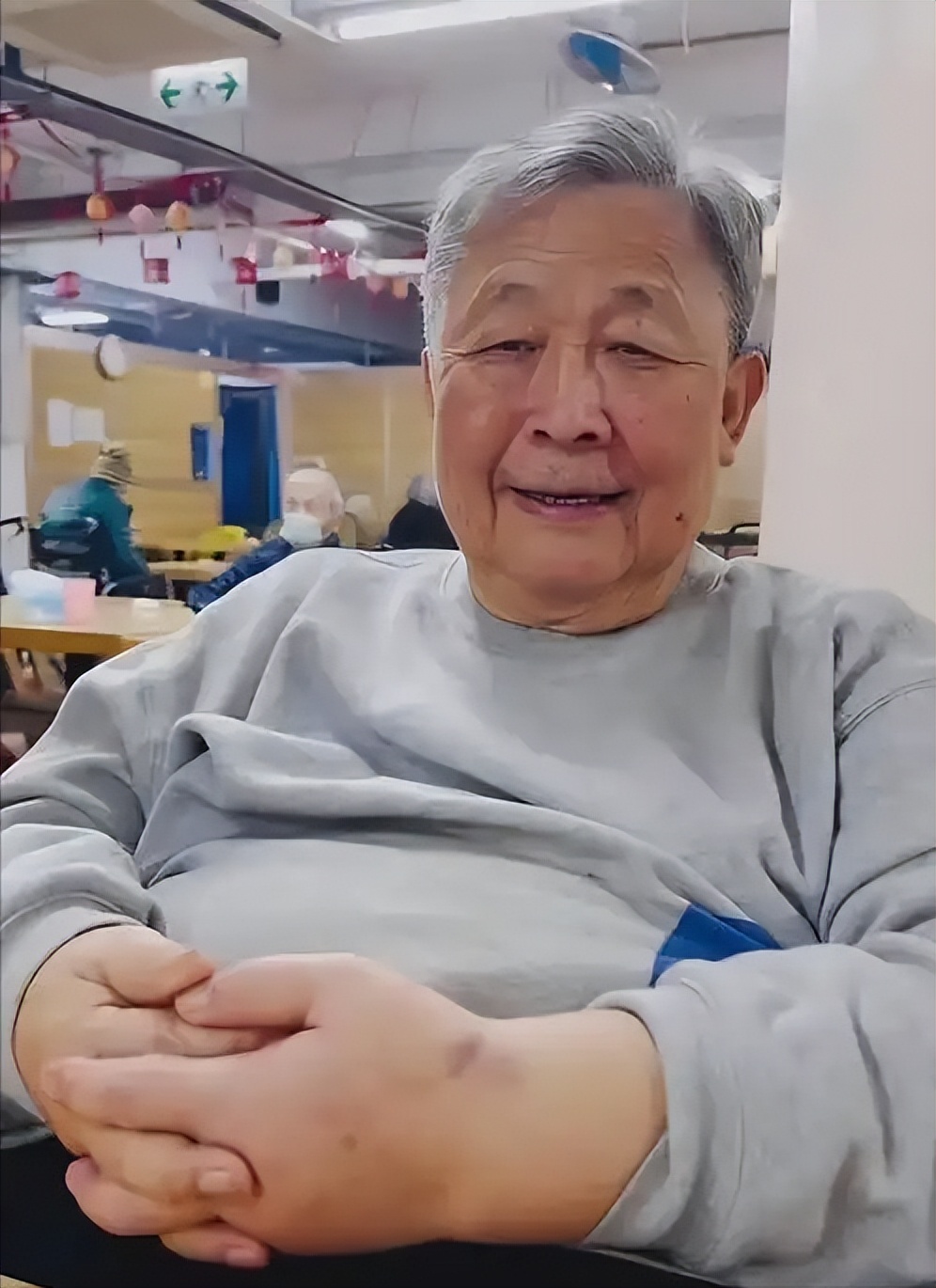 出轨保姆、逼死原配！如今77岁的他独居20年，四女一子无人管