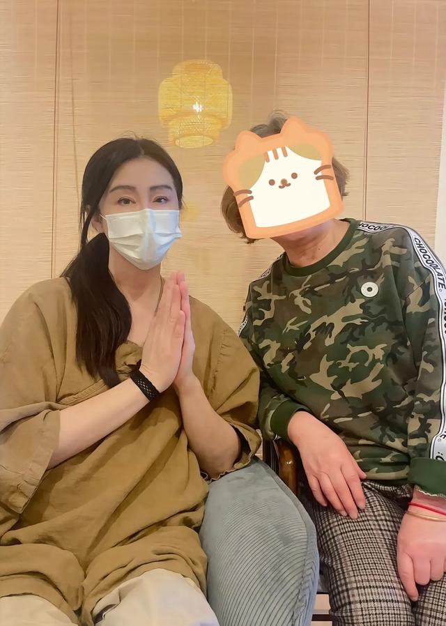 网友探访王祖贤,双手合十的样子跟年轻时一模一样,就是命中注定