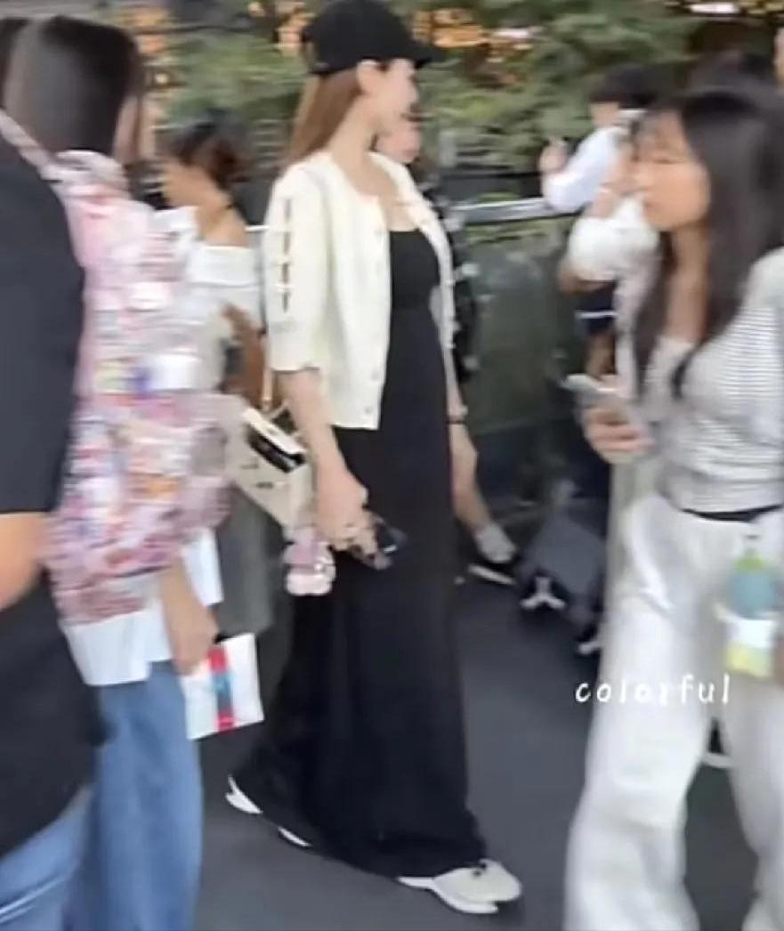 汪小菲台北宠妻日常曝光!马筱梅挺孕肚逛街,目测已超5个月