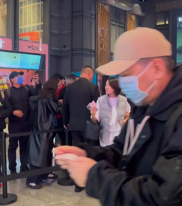 日掛中天首映礼,陈建斌和蒋勤勤宛如两代人,李纯胖的不敢认