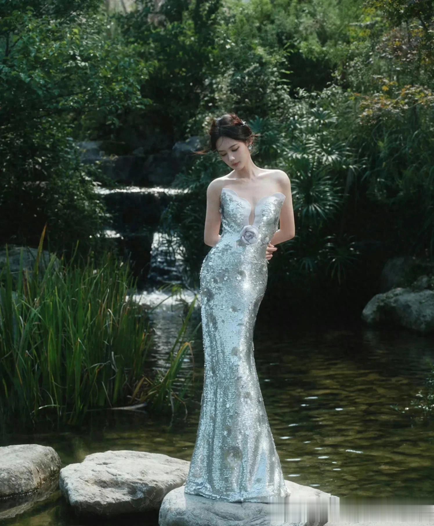 李一桐原来那么“有料”!银色鱼尾裙秀凹凸曲