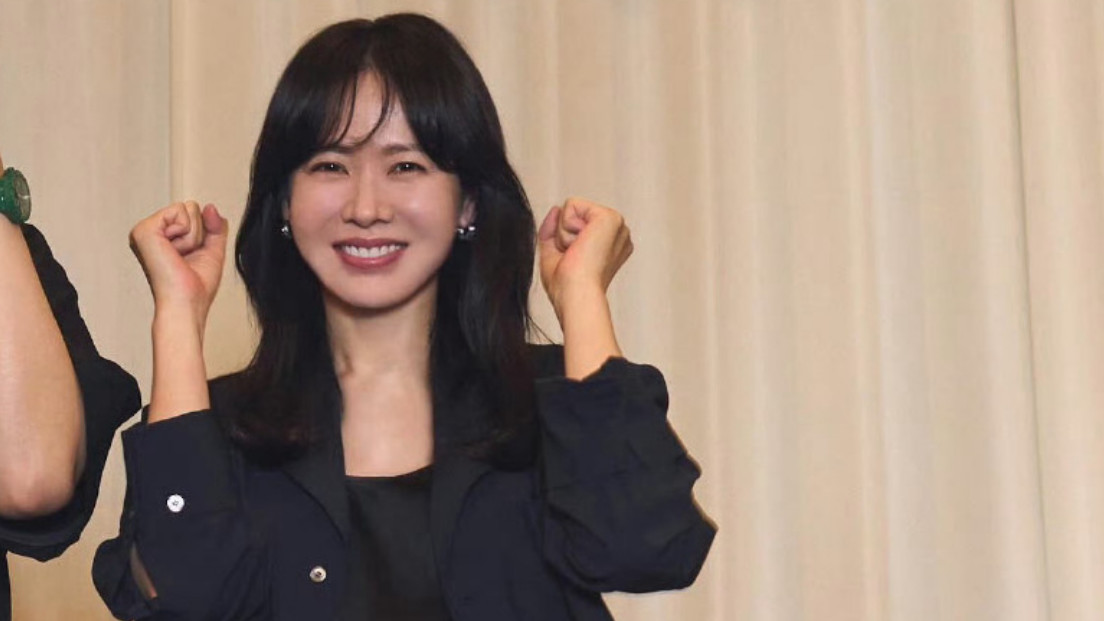 孙艺珍新造型曝光：刘海长卷发好温柔，职场打扮很有御姐范