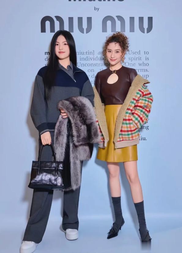 王诗龄何超莲同台现身，明明年纪最小，却被衬的又土又老