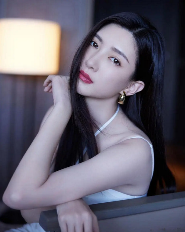 江疏影,真的好白好美,令人沉迷于她的魅力,当年胡歌定力真好