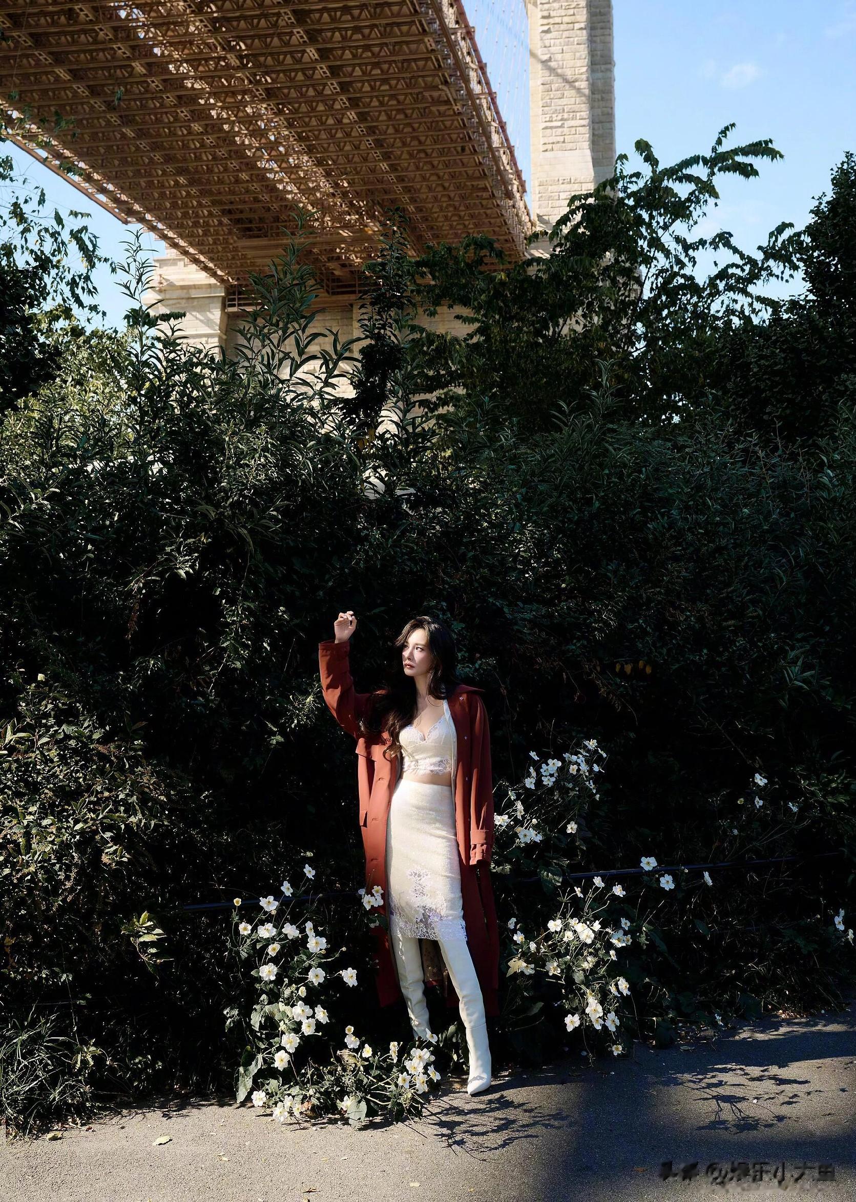 杨幂维多利亚的秘密大秀街拍,红棕风衣配蕾丝套装,迷人魅力