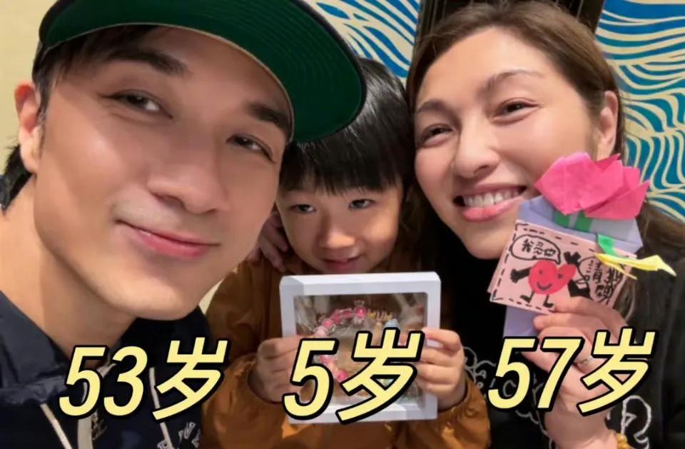 古巨基二胎出生,老婆生一胎时52岁生二胎58岁,堪称是医学奇迹了