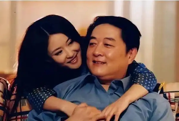 63岁刘斌北京聚会,坐主位烟不离手,63岁丛珊露面,优雅显年轻