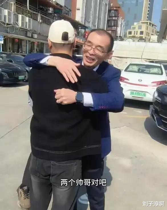 谢浩男妈妈终于露面,认亲宴上身穿玫红色外套